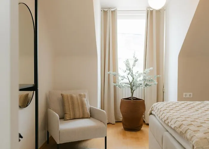 Comfy For 4-6, 5 Min To Center, Metro & Free Parking Apartment