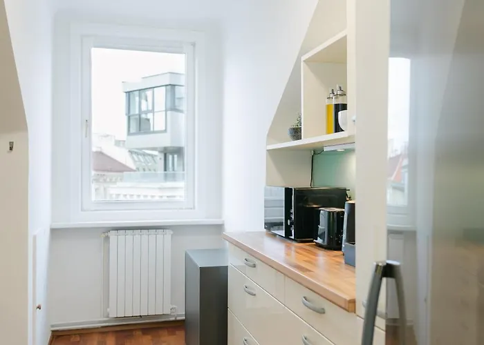Comfy For 4-6, 5 Min To Center, Metro & Free Parking Apartment *