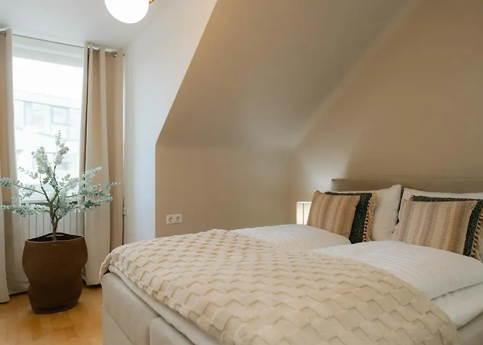 Apartment Comfy For 4-6, 5 Min To Center, Metro & Free Parking