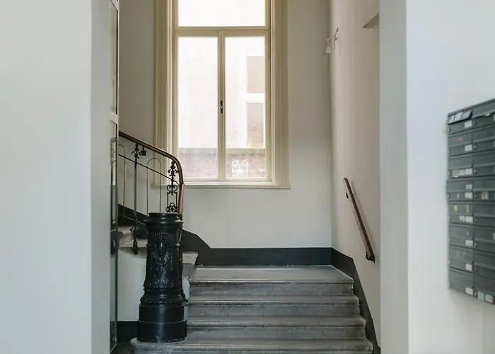 Apartment Comfy For 4-6, 5 Min To Center, Metro & Free Parking *
