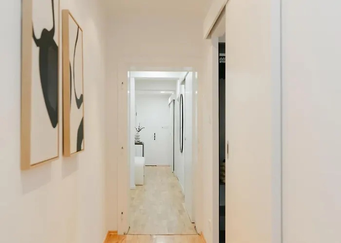 Comfy For 4-6, 5 Min To Center, Metro & Free Parking Apartment