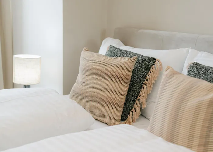 Comfy For 4-6, 5 Min To Center, Metro & Free Parking *