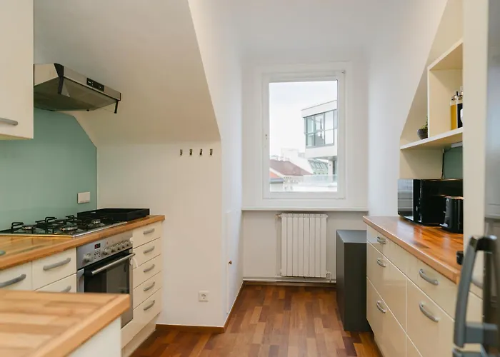 Apartment Comfy For 4-6, 5 Min To Center, Metro & Free Parking