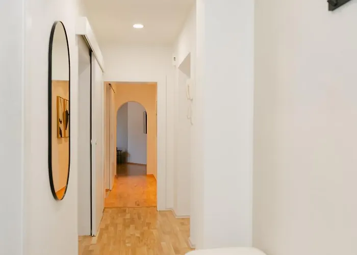 Comfy For 4-6, 5 Min To Center, Metro & Free Parking *