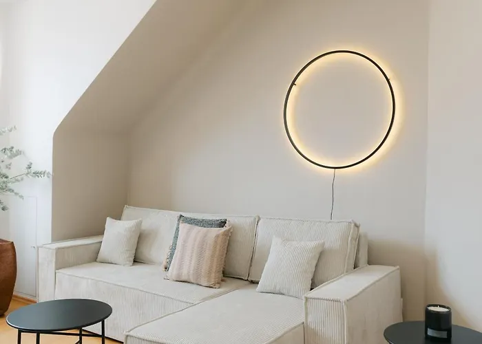 Comfy For 4-6, 5 Min To Center, Metro & Free Parking Apartment *
