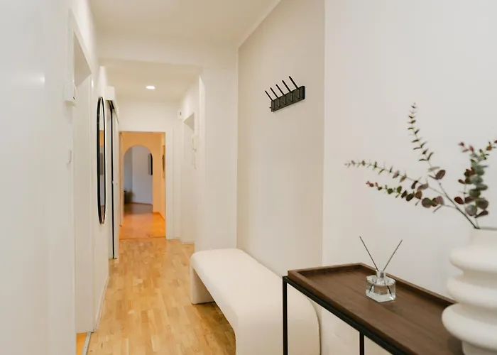 Comfy For 4-6, 5 Min To Center, Metro & Free Parking Apartment