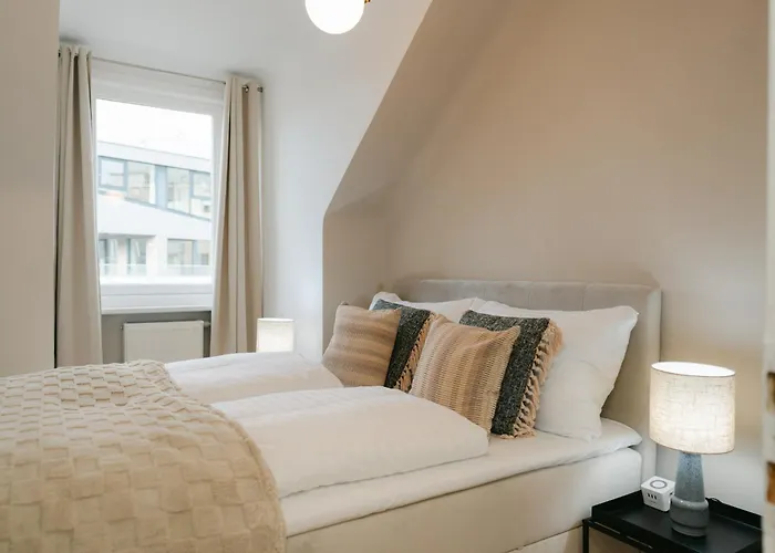 Apartment Comfy For 4-6, 5 Min To Center, Metro & Free Parking *